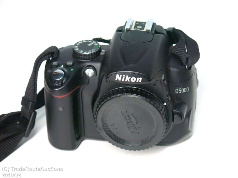 NIKON D5000 DIGITAL SLR CAMERA BODY ONLY WITH 2.7-inch Vari-angle LCD