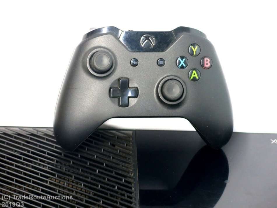 Microsoft Xbox One 500GB Model 1540 Gaming Console + 1 Controller