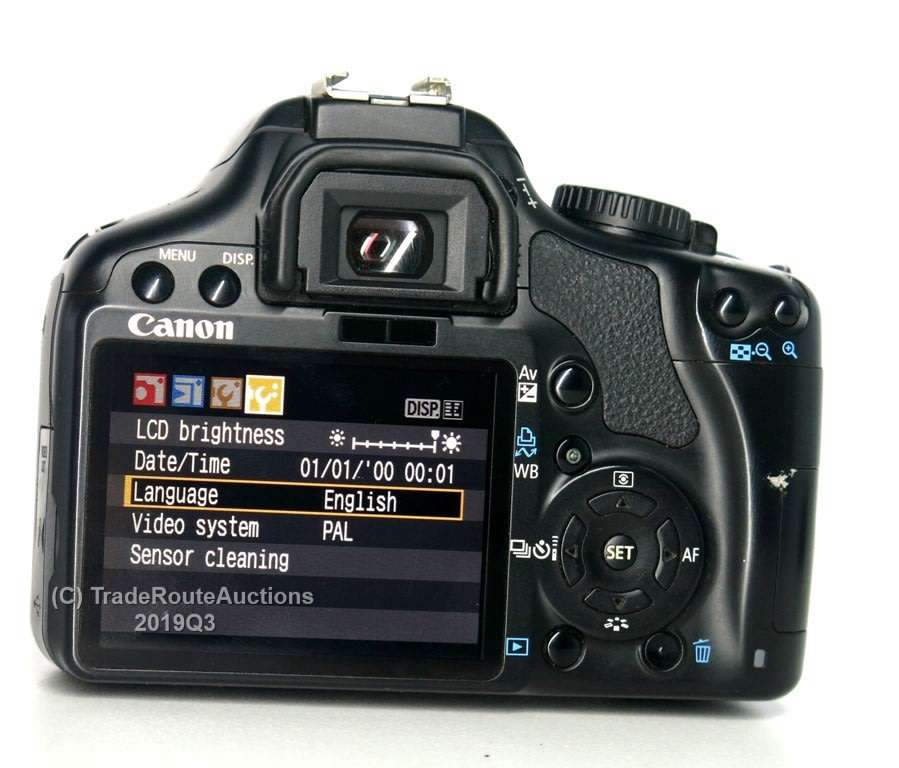 Canon EOS 450D DigitalSLR camera 12.2 Megapixels with Canon 18-55mm Lens Kit