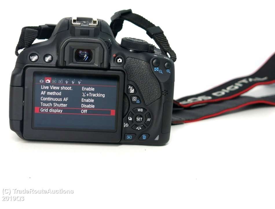 Canon EOS 700D DIGITAL SLR CAMERA KIT WITH 18-55MM iii LENS | 18.0 MP FULL HD