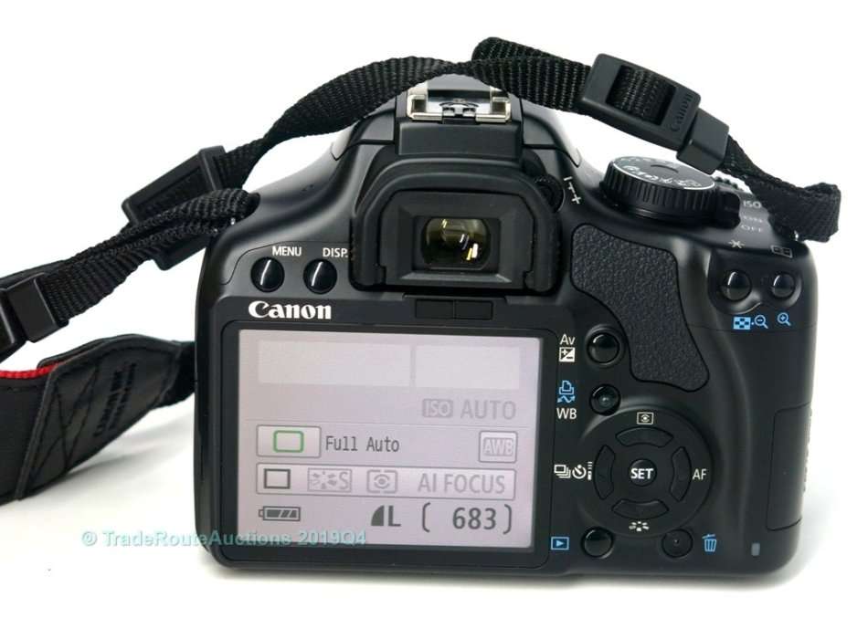 Canon EOS 450D DigitalSLR camera 12.2 Megapixels with Canon 18-55mm Lens Kit