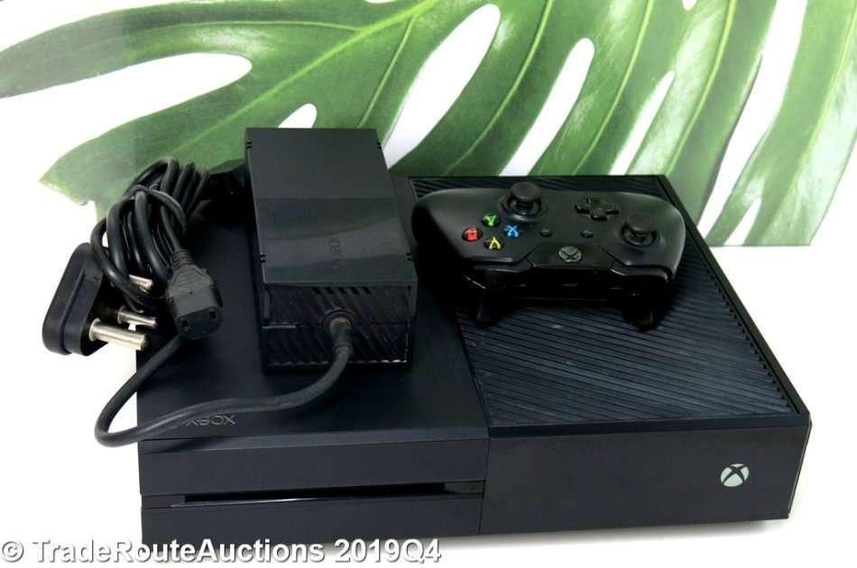 Microsoft Xbox One 500GB Model 1540 Gaming Console + 1 Controller