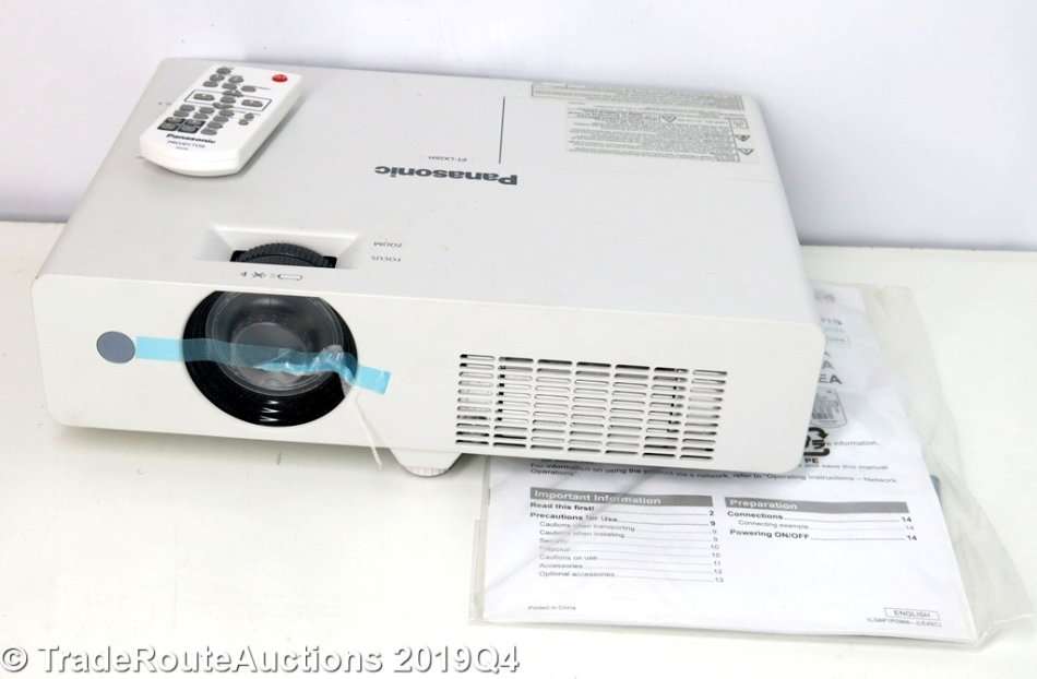 Panasonic PT-LX26H Portable Projector XGA + REMOTE [ ZERO HOURS ON LAMP - UNUSED ]
