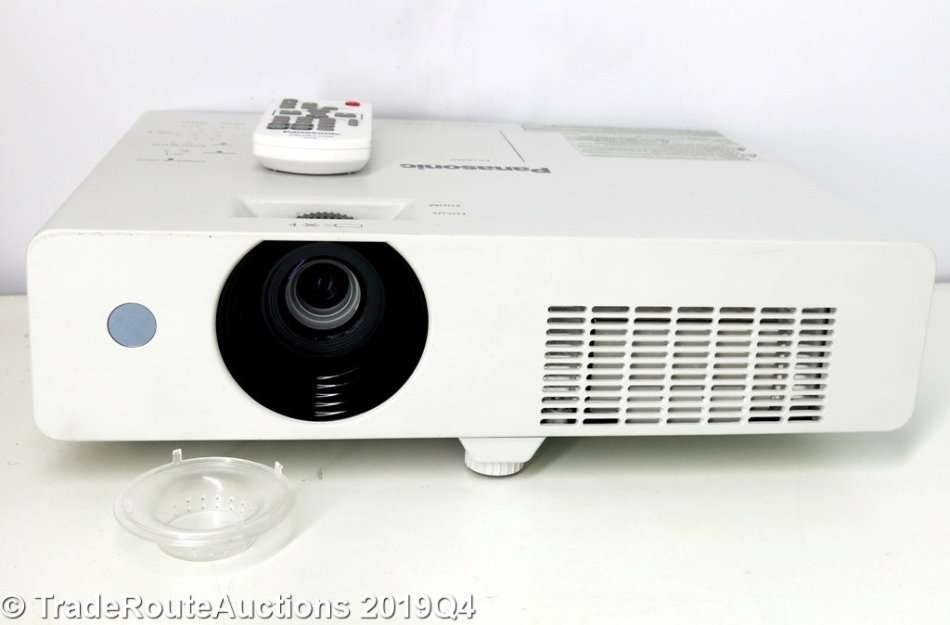 Panasonic PT-LX26H Portable Projector XGA + REMOTE [ ZERO HOURS ON LAMP - UNUSED ]