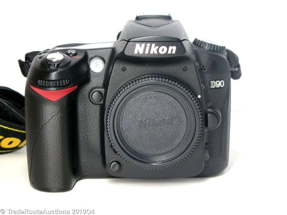 NIKON D90 PROFESSIONAL DSLR CAMERA BODY   ** NIKON ** Please read description