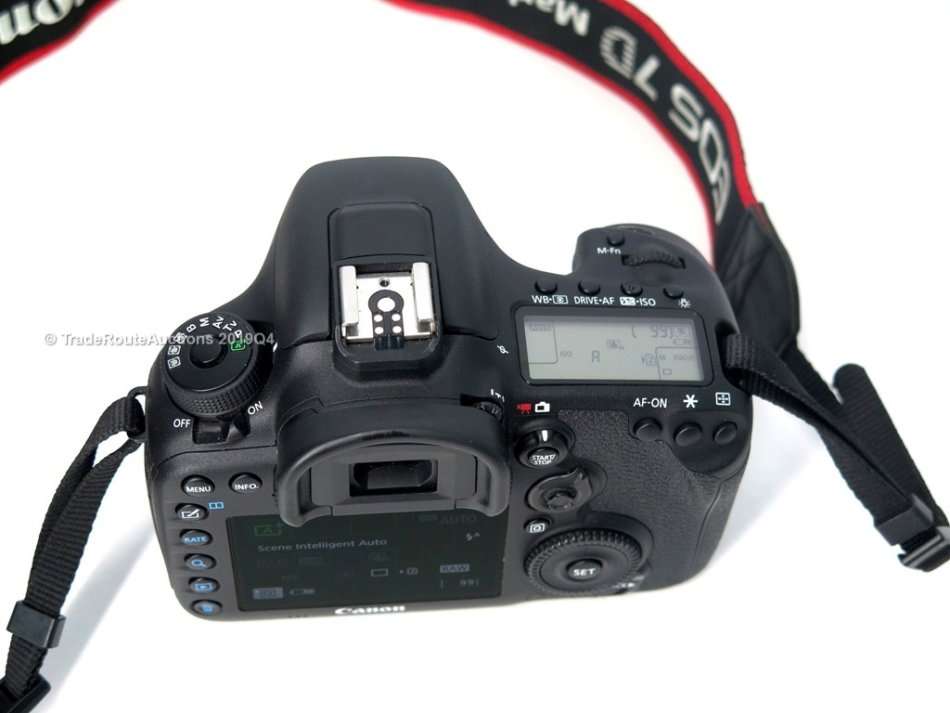 Canon EOS 7D Mark II - 20.2 MP PROFESSIONAL Digital SLR Camera (Body) *** CANON 7D MK 2 ***