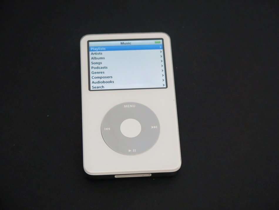 Apple IPod Classic - 5th Generation  WHITE 80GB [ MA448FB ] A1136