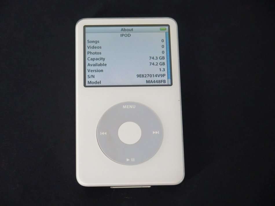 Apple IPod Classic - 5th Generation  WHITE 80GB [ MA448FB ] A1136