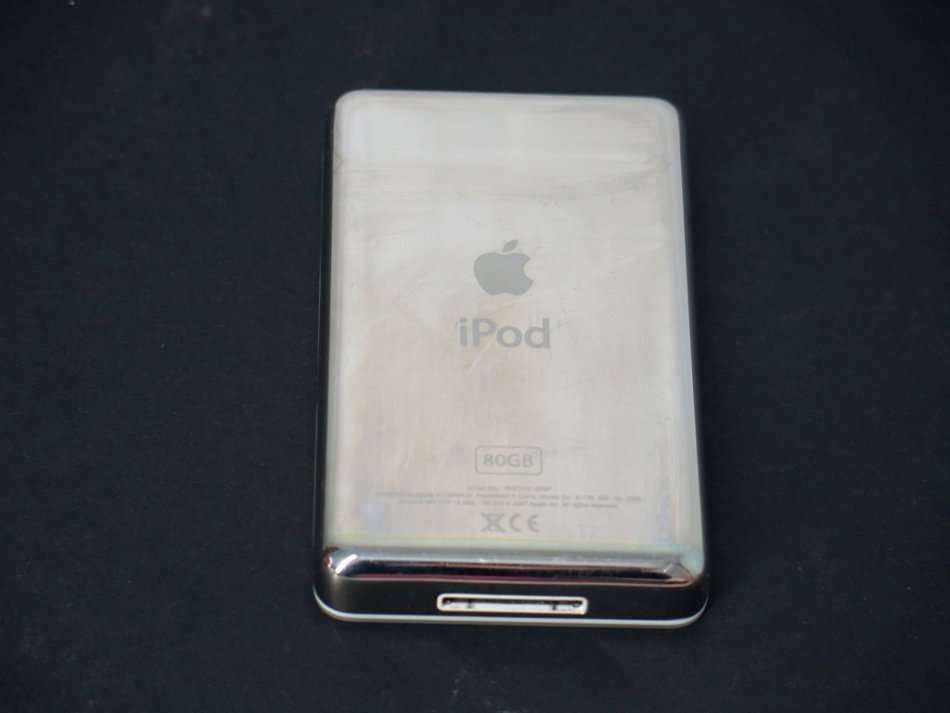 Apple IPod Classic - 5th Generation  WHITE 80GB [ MA448FB ] A1136