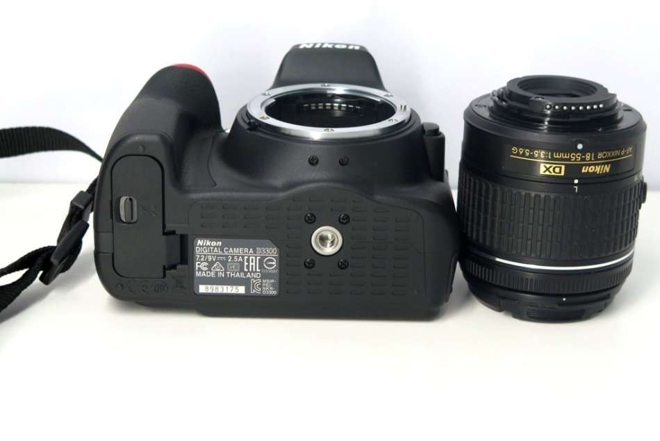 Nikon D3300 24.2 MP CMOS Digital SLR with AF-S DX NIKKOR 18-55mm f/3.5-5.6G DX Zoom Lens (Black)