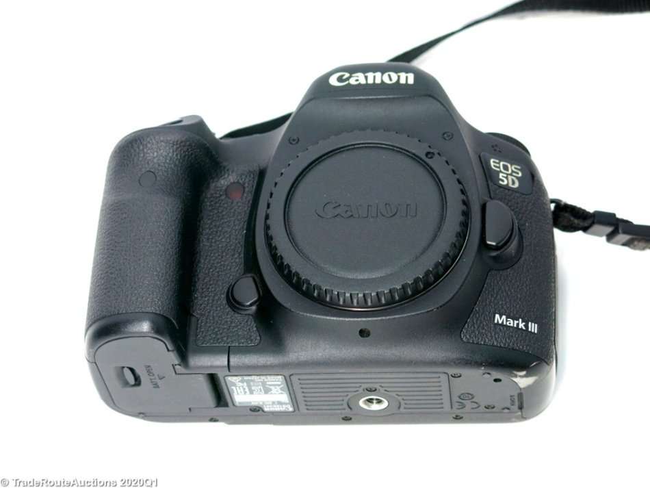 Canon 5D Mk iii 22.3 MP Full Frame CMOS Digital SLR Camera (Body only)