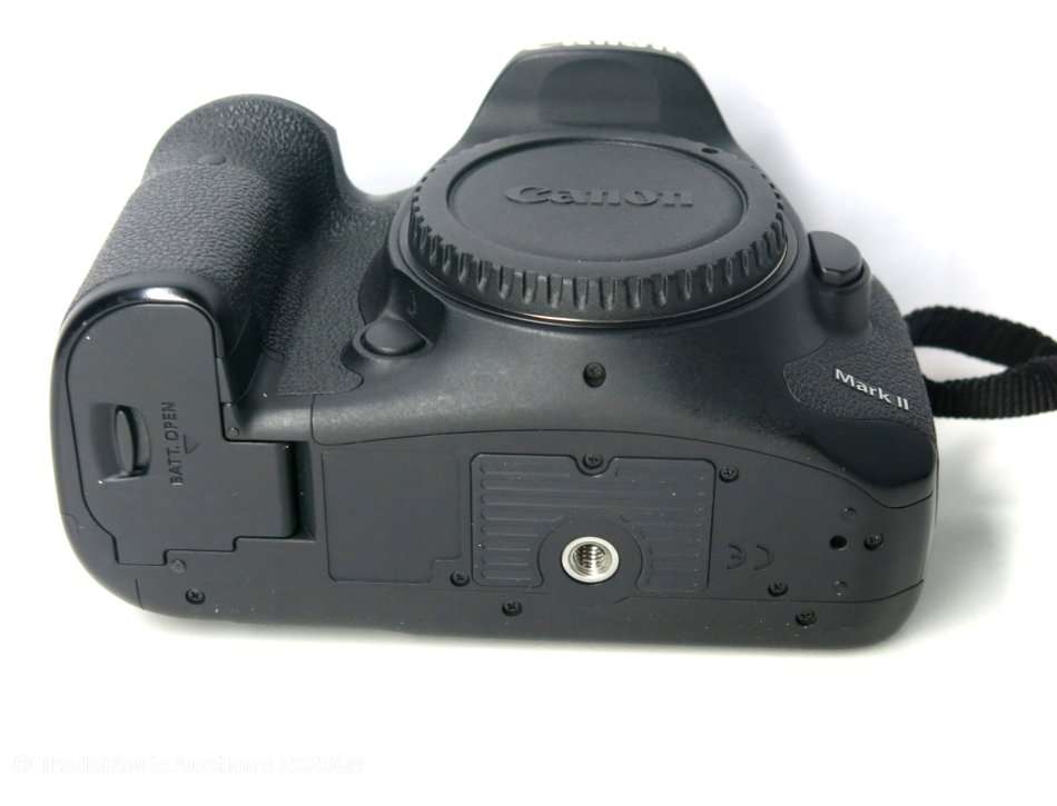 Canon EOS 7D Mark II - 20.2 MP PROFESSIONAL Digital SLR Camera (Body) *** CANON 7D MK 2 ***