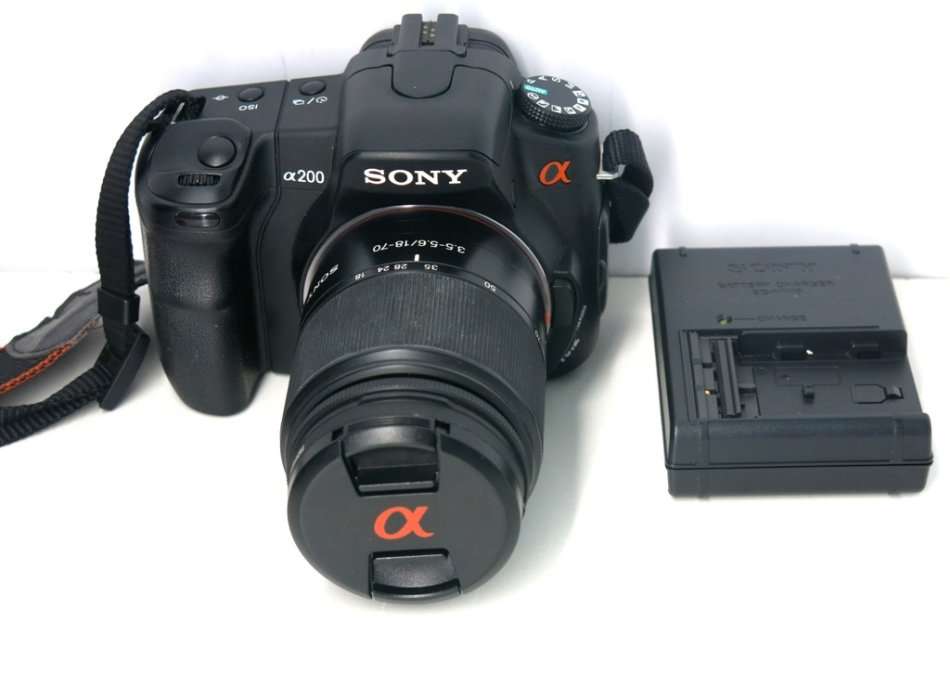 SONY ALPHA A200 DSLR PROFESSIONAL DIGITAL CAMERA + 18-70 SONY LENS KIT