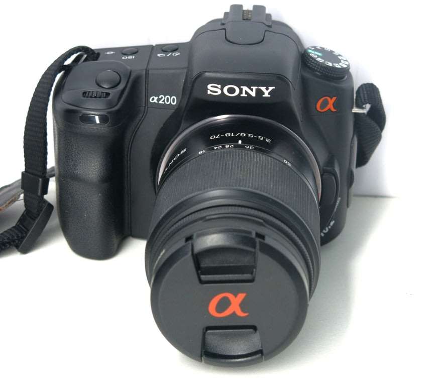 SONY ALPHA A200 DSLR PROFESSIONAL DIGITAL CAMERA + 18-70 SONY LENS KIT