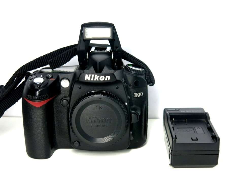 NIKON D90 PROFESSIONAL DSLR CAMERA BODY   ** NIKON **