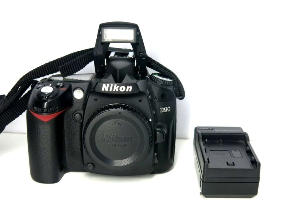 NIKON D90 PROFESSIONAL DSLR CAMERA BODY   ** NIKON **