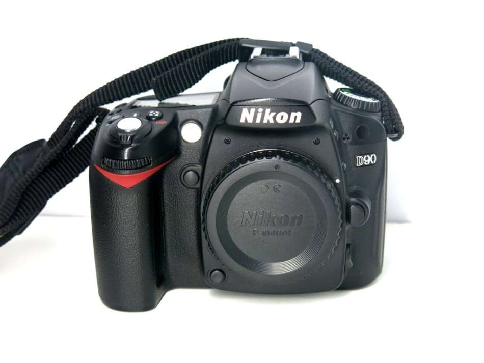 NIKON D90 PROFESSIONAL DSLR CAMERA BODY   ** NIKON **