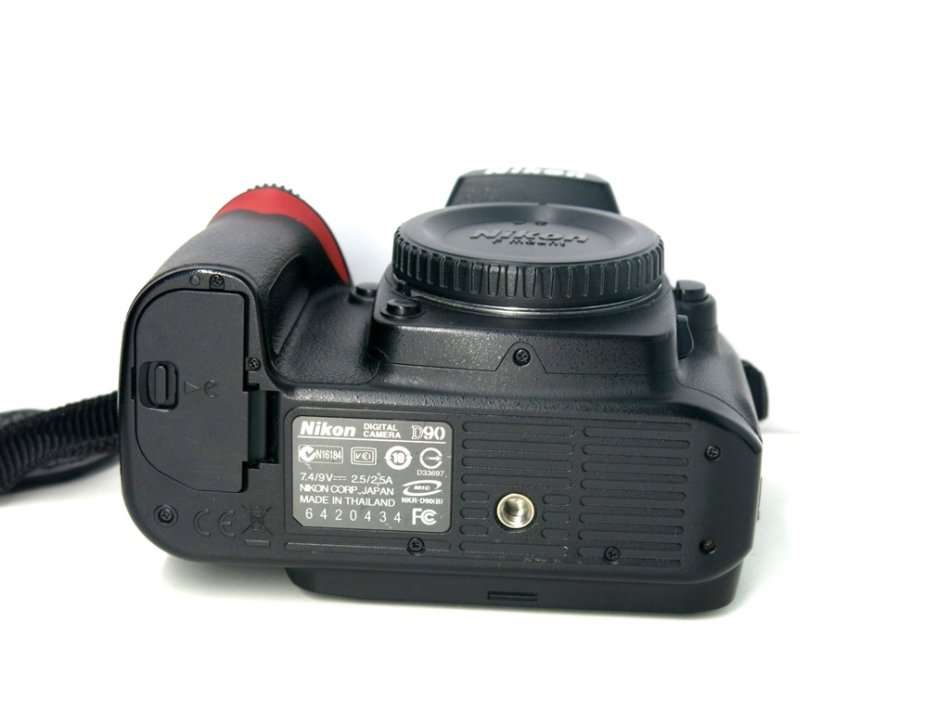 NIKON D90 PROFESSIONAL DSLR CAMERA BODY   ** NIKON **