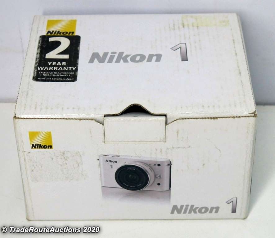 Nikon 1 J1 kit with 1 NIKKOR lens 10mm f/2.8 Kit (Mirrorless)