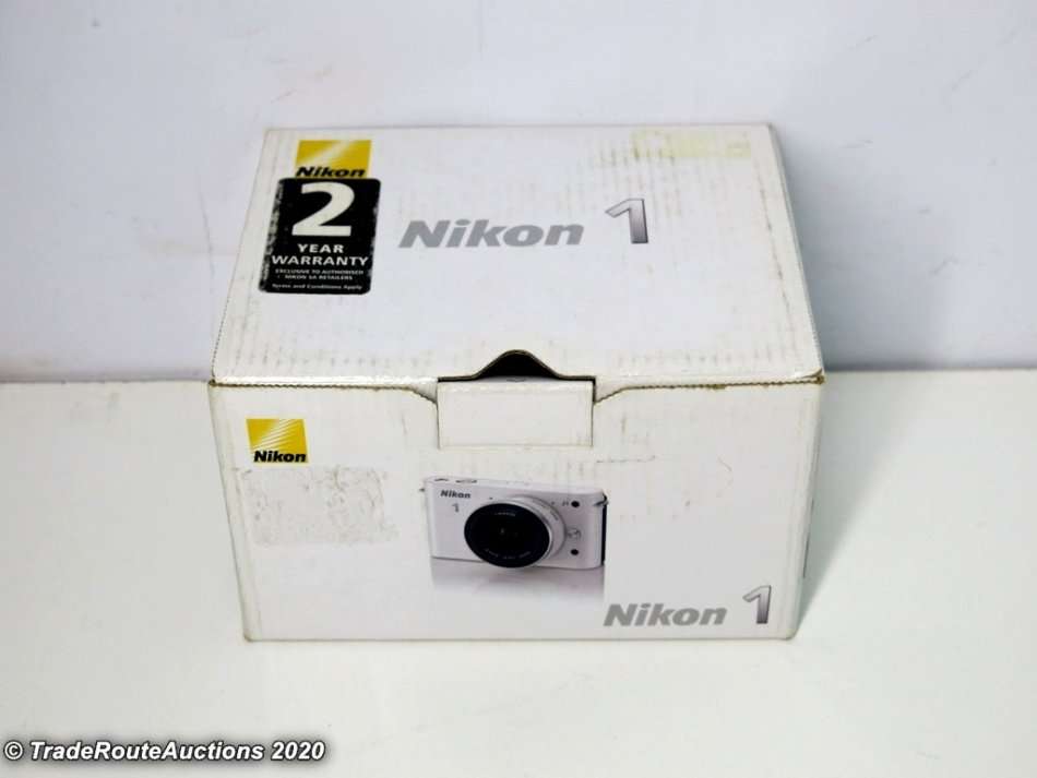 Nikon 1 J1 kit with 1 NIKKOR lens 10mm f/2.8 Kit (Mirrorless)