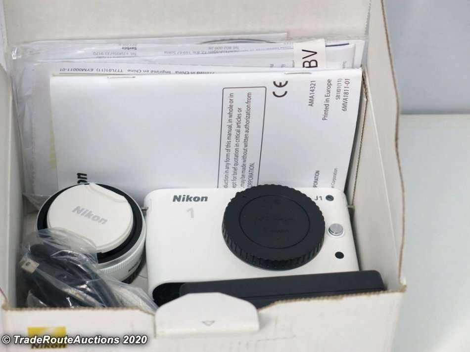 Nikon 1 J1 kit with 1 NIKKOR lens 10mm f/2.8 Kit (Mirrorless)