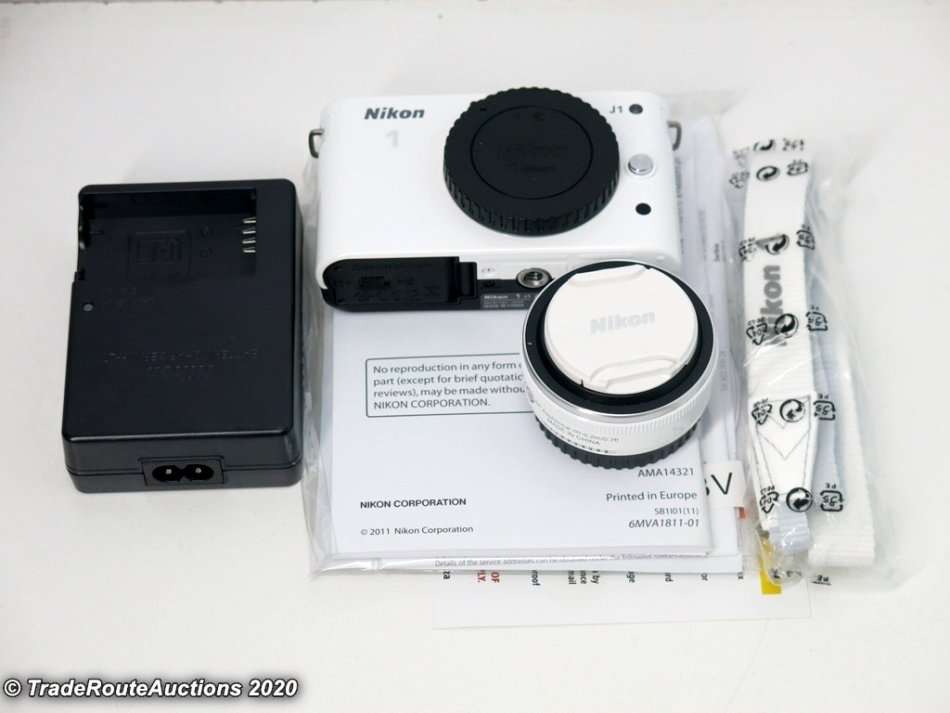 Nikon 1 J1 kit with 1 NIKKOR lens 10mm f/2.8 Kit (Mirrorless)