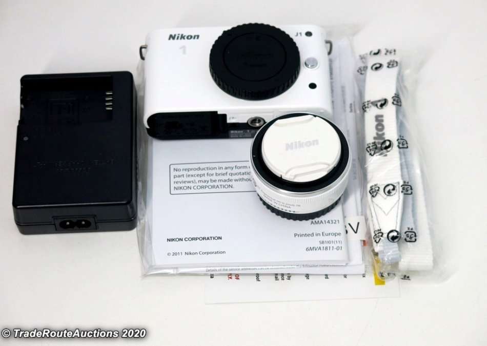 Nikon 1 J1 kit with 1 NIKKOR lens 10mm f/2.8 Kit (Mirrorless)