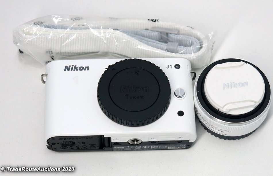 Nikon 1 J1 kit with 1 NIKKOR lens 10mm f/2.8 Kit (Mirrorless)