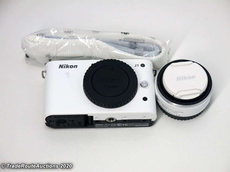 Nikon 1 J1 kit with 1 NIKKOR lens 10mm f/2.8 Kit (Mirrorless)