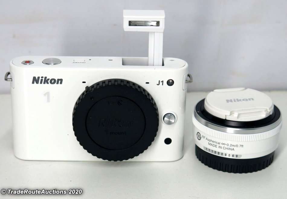 Nikon 1 J1 kit with 1 NIKKOR lens 10mm f/2.8 Kit (Mirrorless)