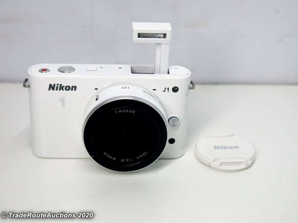 Nikon 1 J1 kit with 1 NIKKOR lens 10mm f/2.8 Kit (Mirrorless)