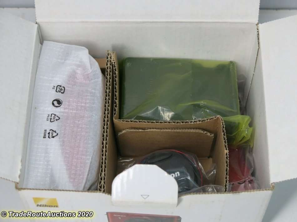 Nikon 1 J1 kit with 1 NIKKOR lens 10mm f/2.8 Kit (Mirrorless)