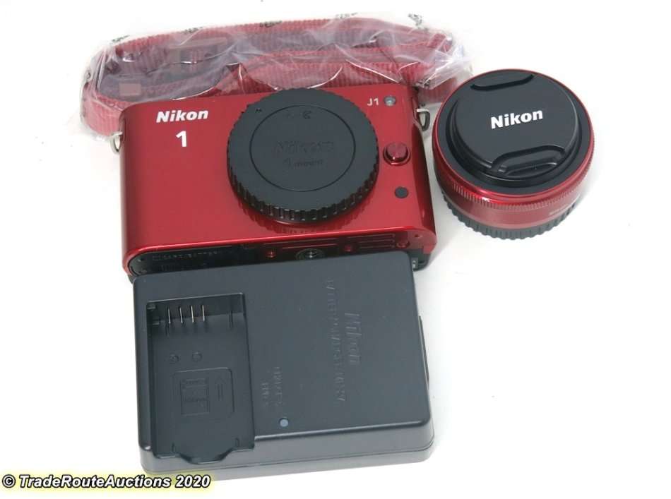 Nikon 1 J1 kit with 1 NIKKOR lens 10mm f/2.8 Kit (Mirrorless)