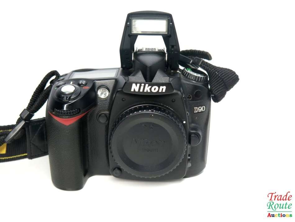 NIKON D90 PROFESSIONAL DSLR CAMERA BODY   ** NIKON **