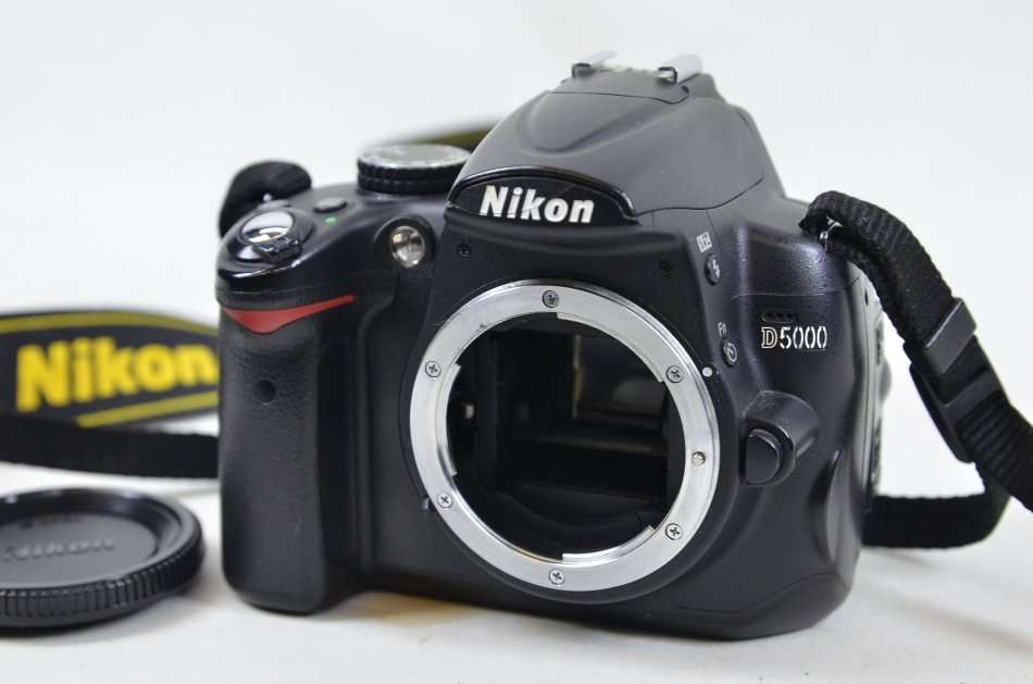 NIKON D5000 DIGITAL SLR CAMERA BODY ONLY WITH 2.7-inch Vari-angle LCD
