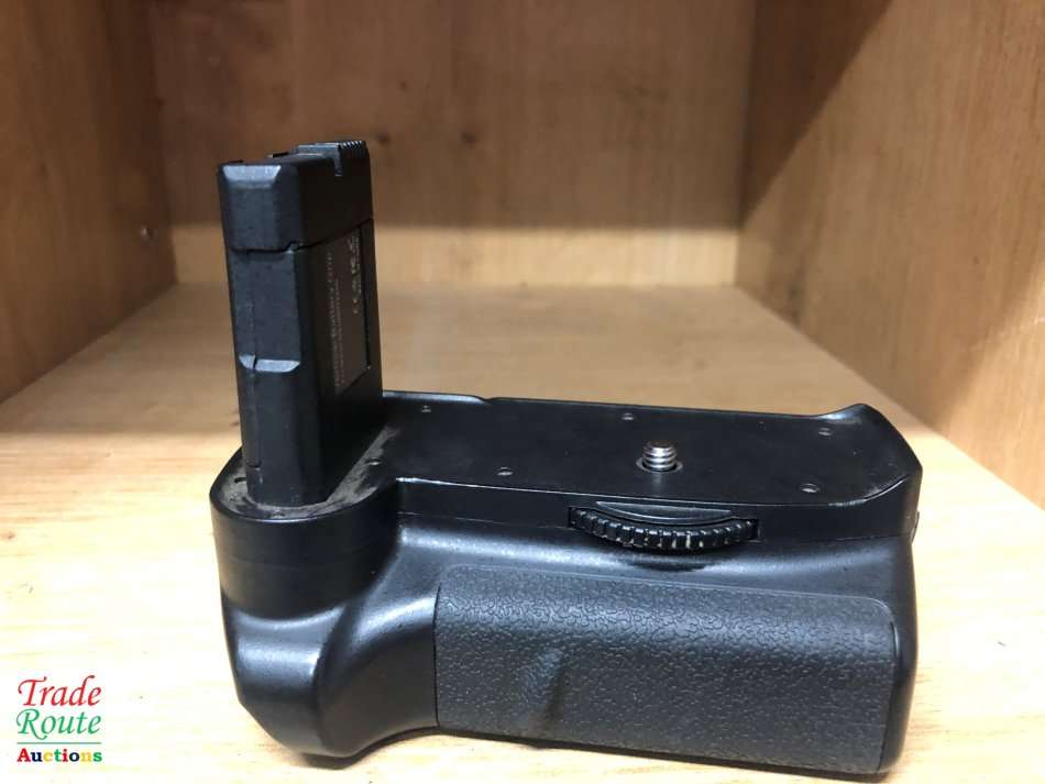 Vertical battery grip for Nikon D3100 / D3200 / D3300 Cameras