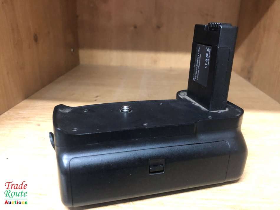 Vertical battery grip for Nikon D3100 / D3200 / D3300 Cameras