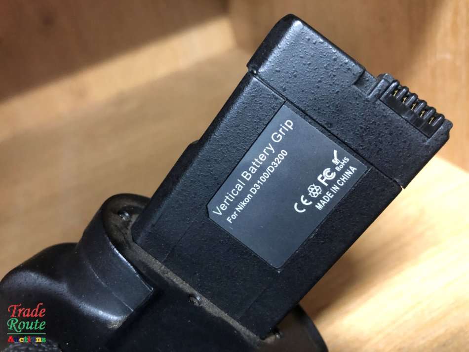 Vertical battery grip for Nikon D3100 / D3200 / D3300 Cameras