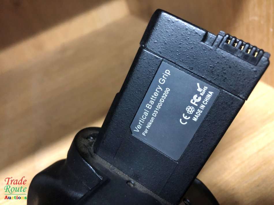 Vertical battery grip for Nikon D3100 / D3200 / D3300 Cameras