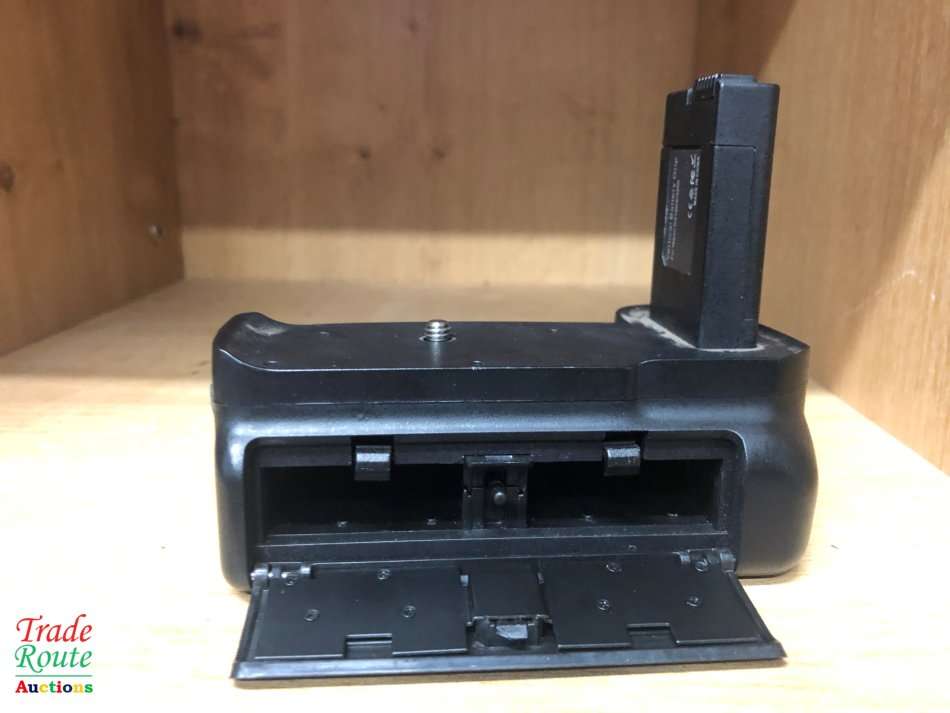 Vertical battery grip for Nikon D3100 / D3200 / D3300 Cameras