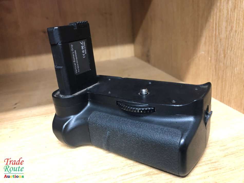 Vertical battery grip for Nikon D3100 / D3200 / D3300 Cameras