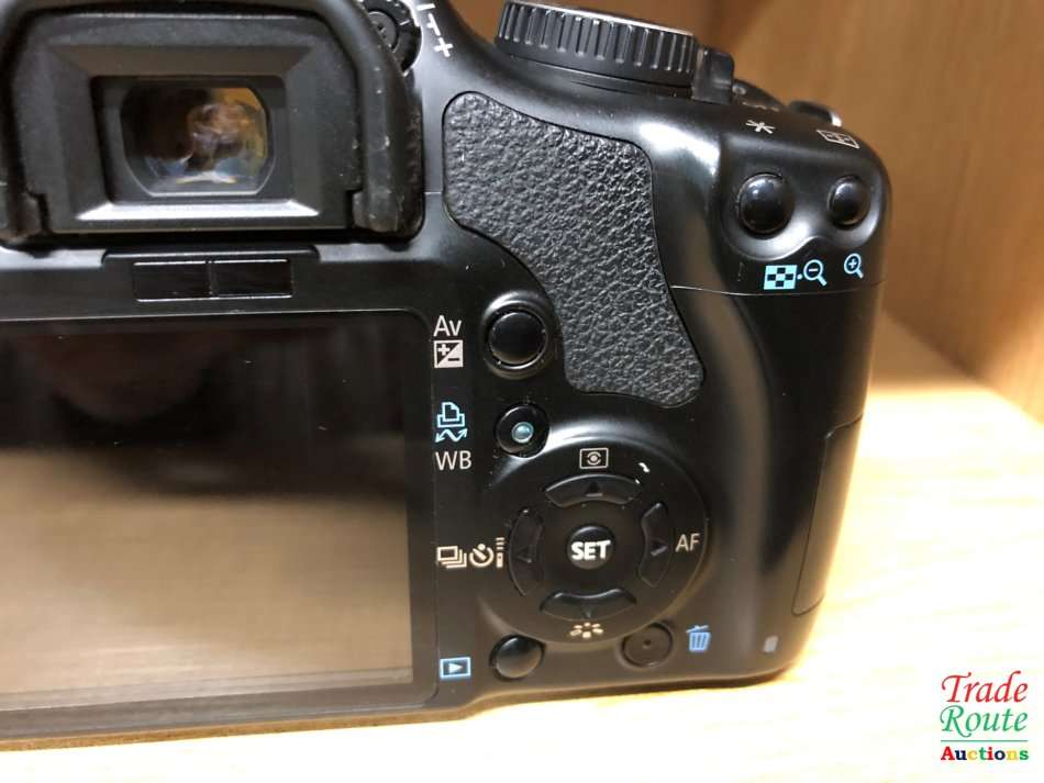 Canon EOS 450D DigitalSLR camera 12.2 Megapixels with Canon 18-55mm Lens Kit