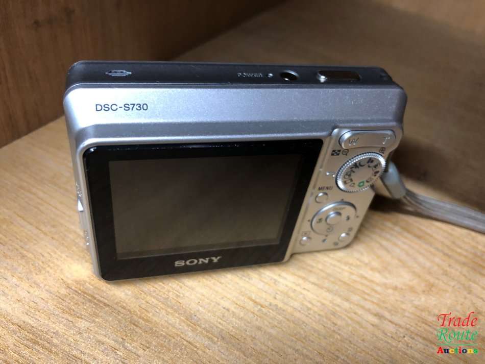 Sony CyberShot DSC - S730 Digital Camera - Silver (7.2MP, 3x Optical Zoom) 2.4" LCD