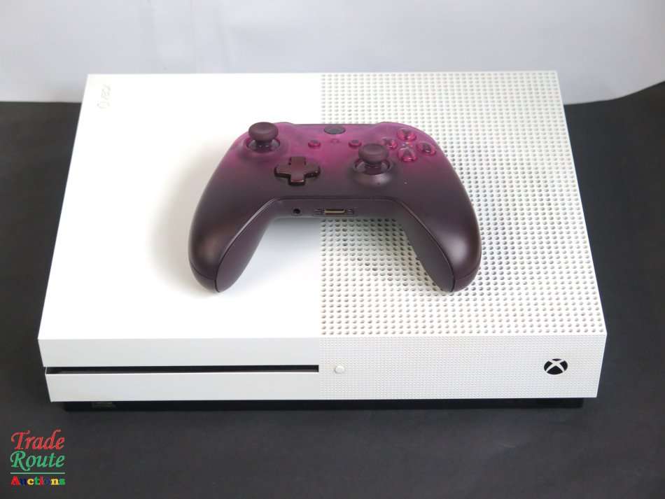 XBOX One S Console (WHITE) Model 1681 1TB + 1 Controller