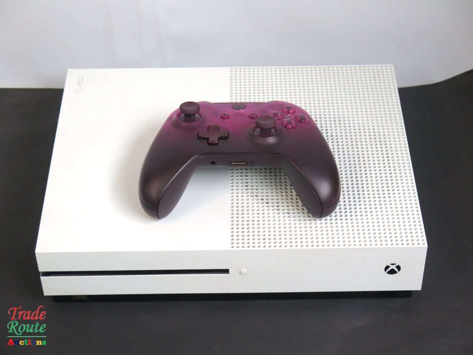 XBOX One S Console (WHITE) Model 1681 1TB + 1 Controller