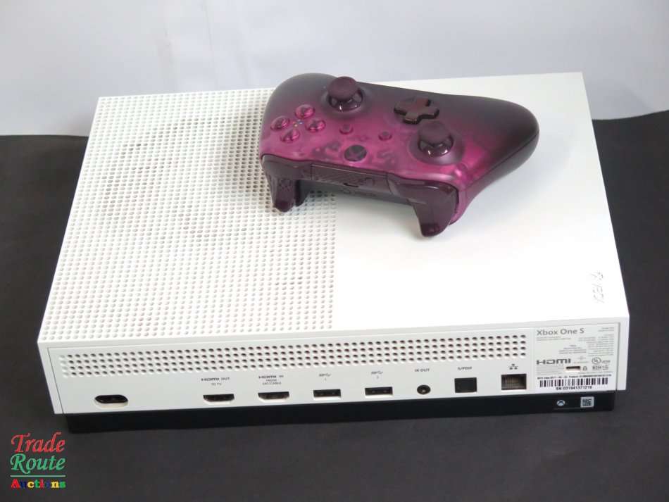 XBOX One S Console (WHITE) Model 1681 1TB + 1 Controller