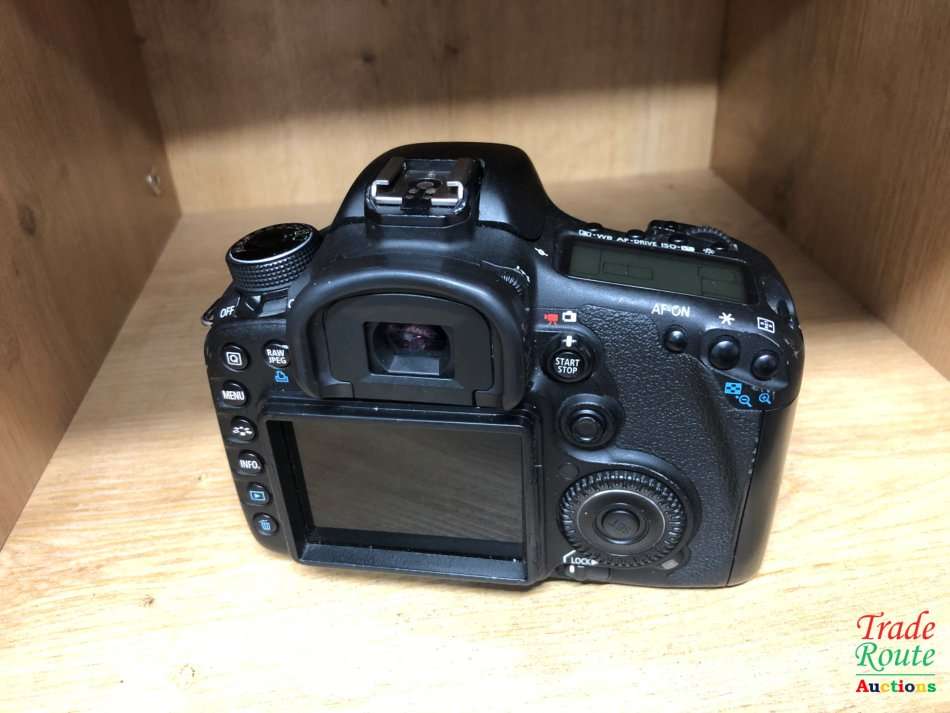 Canon EOS 7D 18MP PROFESSIONAL Digital SLR Camera (BODY) - 18 Megapixels