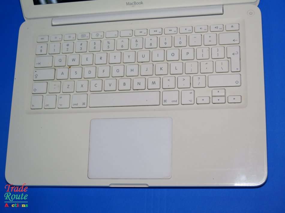 MacBook 13.3-inch | Core 2 DUO 2.4GHz | 2GB RAM | 250GB HDD | Nvidia Geforce Graphics