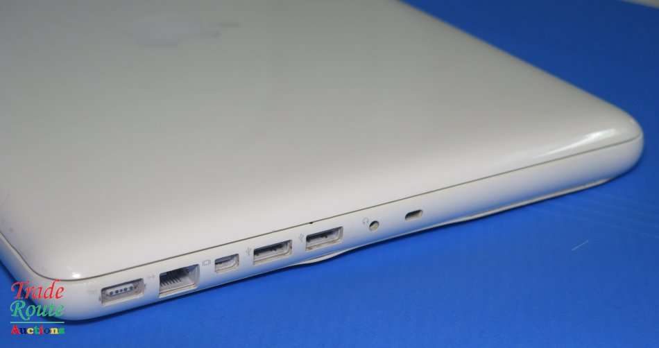MacBook 13.3-inch | Core 2 DUO 2.4GHz | 2GB RAM | 250GB HDD | Nvidia Geforce Graphics
