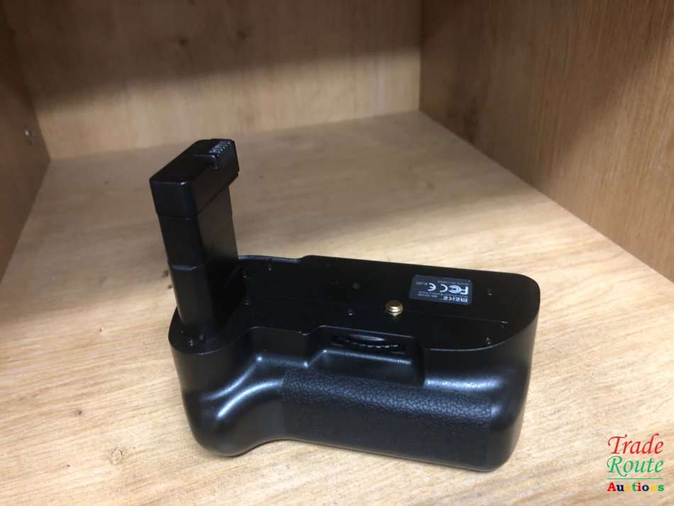 Meike MK-D5100 Professional Vertical Battery Grip for Nikon D5100 Camera